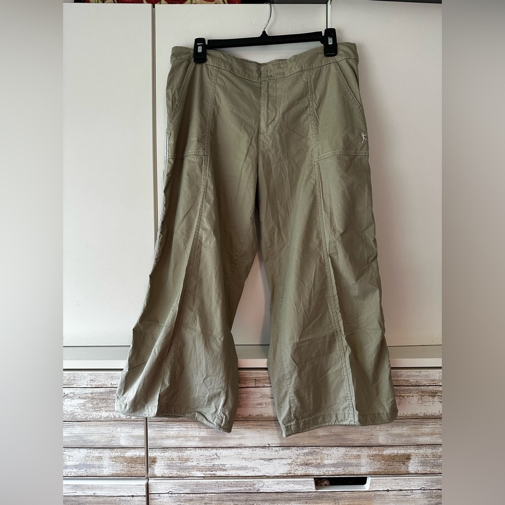 🩶 Danskin Now Khaki Cropped Cargo Pants Women’s Medium Stretch Cotton